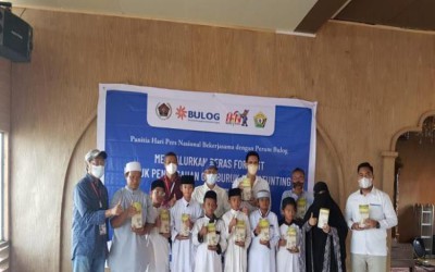 PWI Peduli Dan IKWI Salurkan Paket Beras Bervitamin Untuk Santri